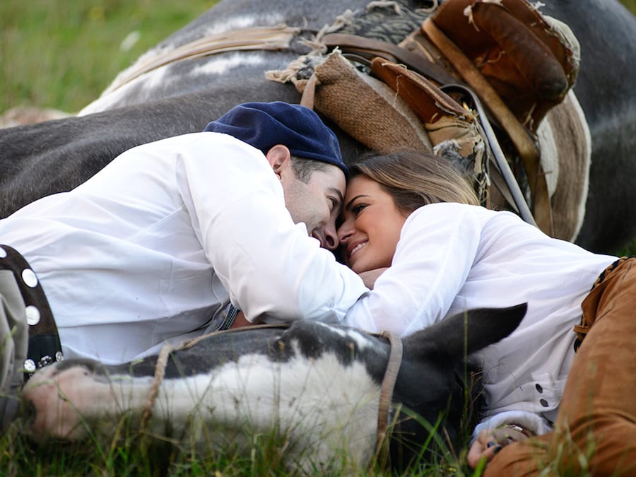 JoJo and Alex on last nights episode of The Bachelorette cuddling a horse