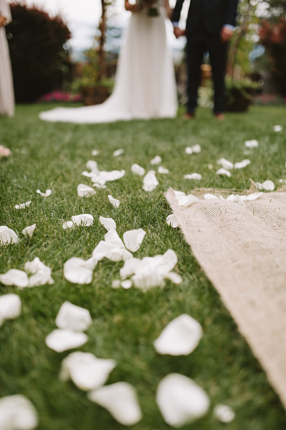 rose-pedals-on-aisle