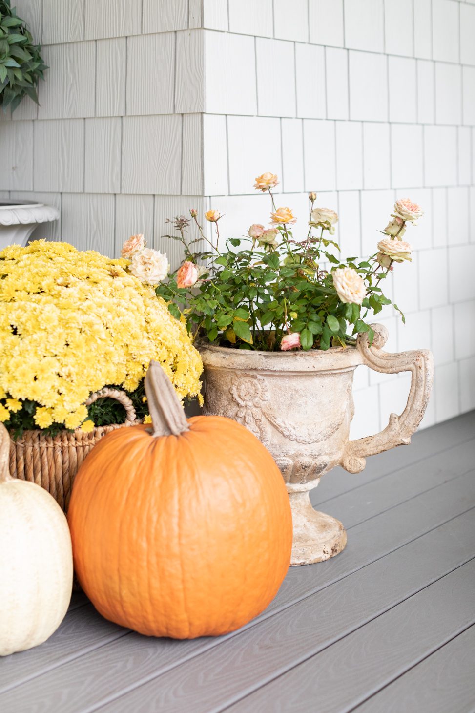 how to decorate your porch using pumpkins