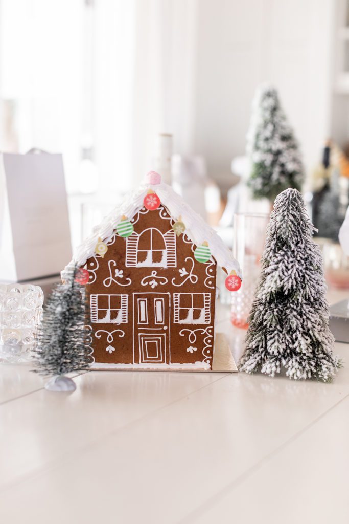 How to decorate gingerbread houses 