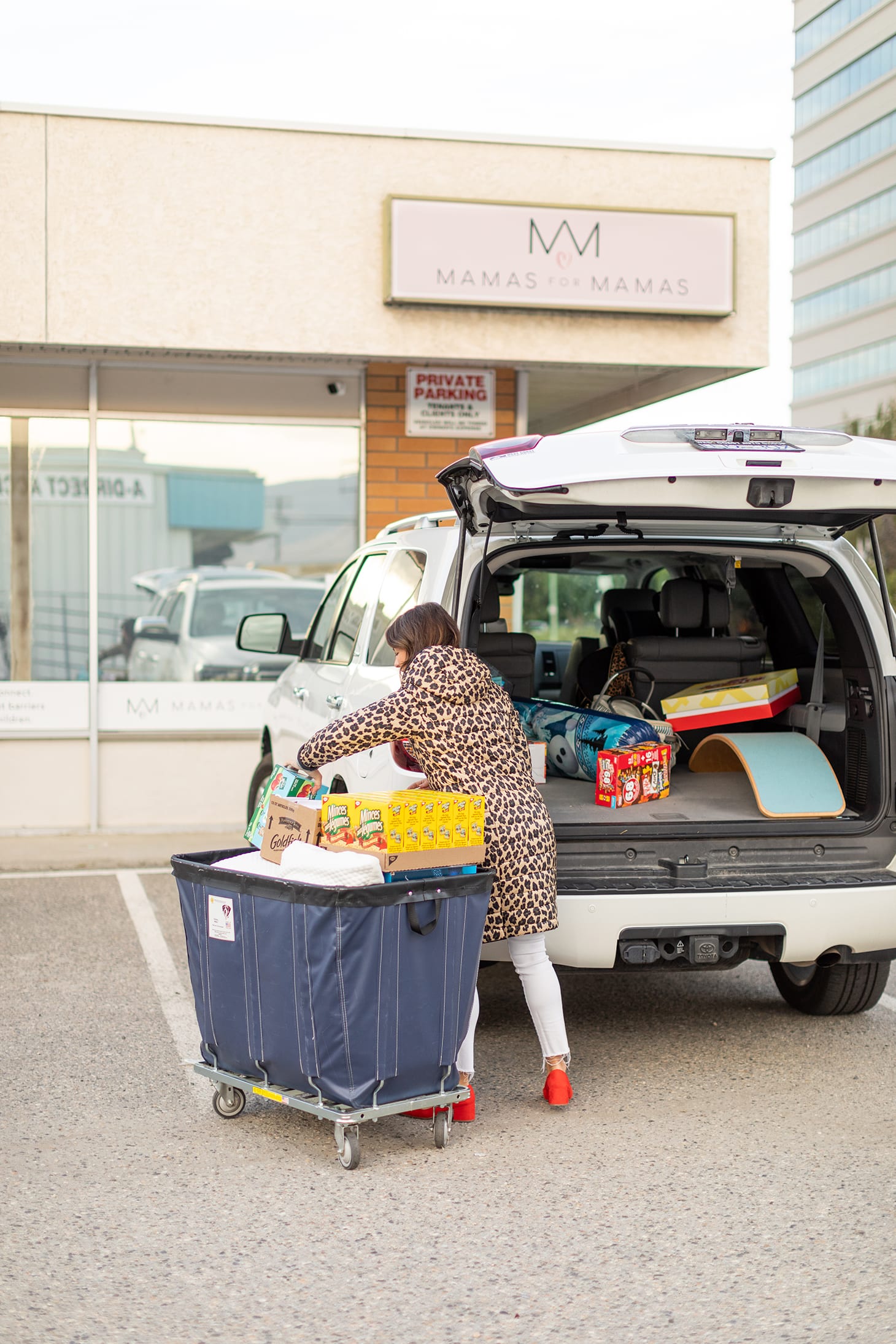 Jillian Harris donating to Mamas for Mamas Kelowna 