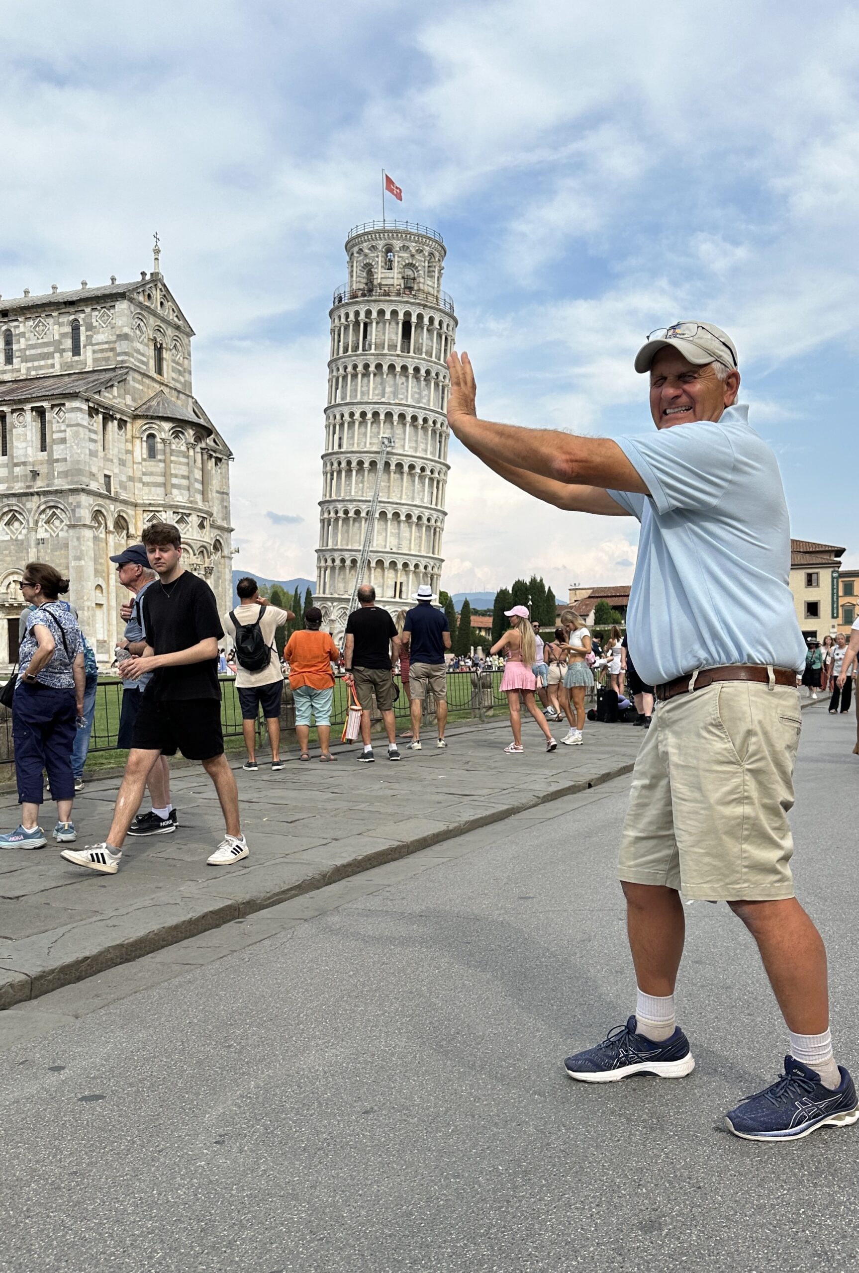 Glen posing with the Leaning Tower of Pisa